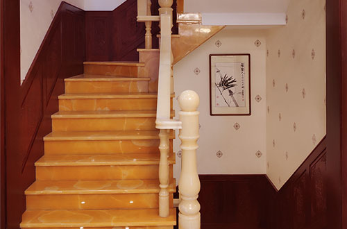 灵武中式别墅室内汉白玉石楼梯的定制安装装饰效果