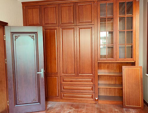 灵武中式家庭装修里定制的实木衣柜效果图